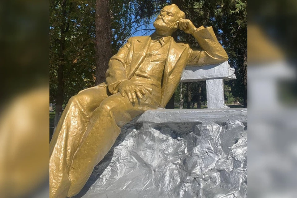 В 2014 году памятник Чайковского был пробит осколком украинского снаряда, а теперь выглядит, как новый. Фото: ТГ/Шатов