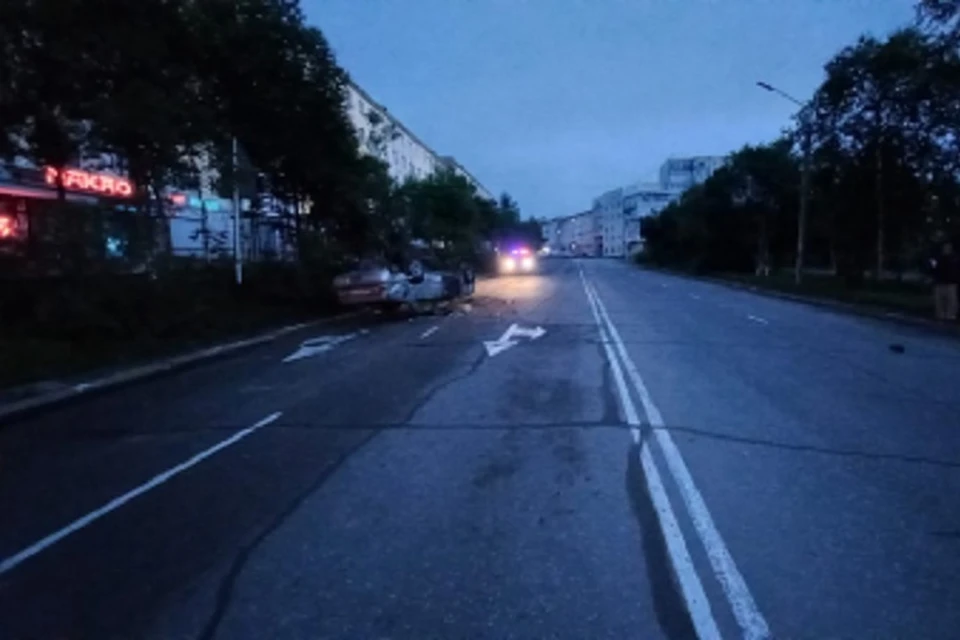 Автомобиль перевернулся на улице Гагарина в Магадане