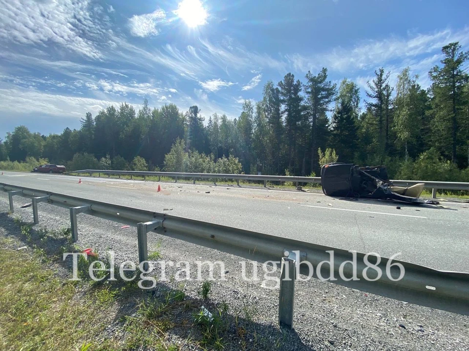В жуткой аварии на трассе в Югре погиб водитель Лады. Фото: УГИБДД России по ХМАО-Югре