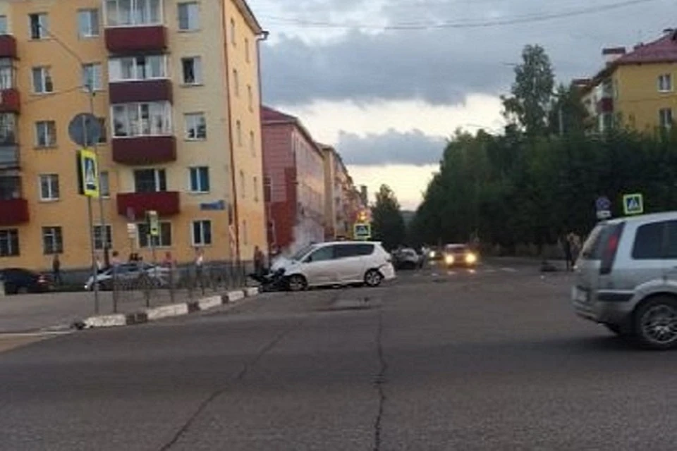Жена с мужем на капоте въехала во впереди стоящий автомобиль. Фото: Предоставлено очевидцами