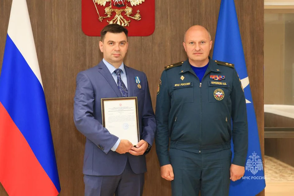 Глава Росздравнадзора Курынин награжден медалью за спасение стюардессы. Фото: Пресс-служба МЧС