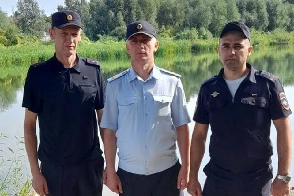 Полицейские бросились в воду и вытащили пострадавших на берег.