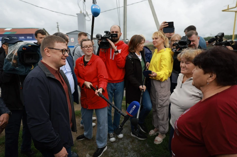 Алексей Текслер осмотрел объекты и встретился с жителями, которые жаловались на перебои с электричеством. Фото: пресс-служба губернатора.