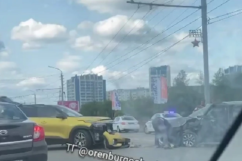 В районе парка «Березка» столкнулись автомобили Kia и «Лада Гранта». Фото: социальные сети
