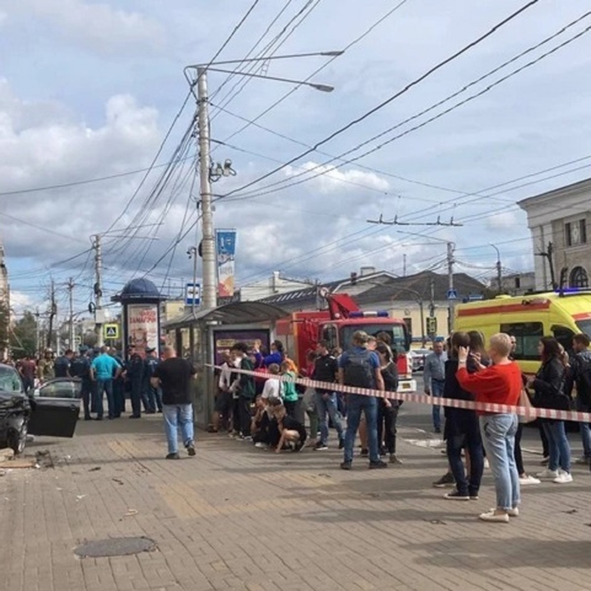 Людей разметало в разные стороны»: все подробности ДТП в центре Калуги, где  бизнесмен без прав въехал в толпу на остановке - KP.RU