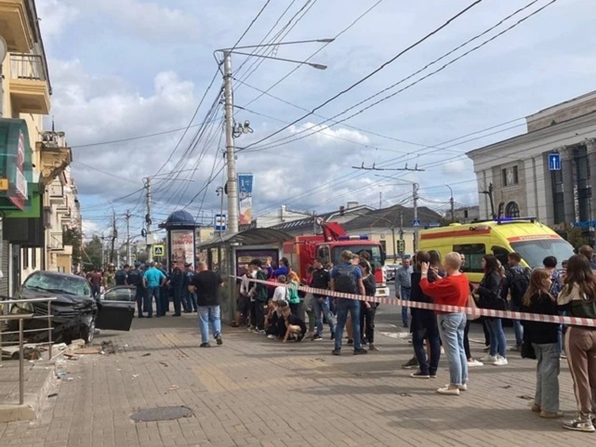 «Людей разметало в разные стороны»: все подробности ДТП в центре Калуги,  где бизнесмен без прав въехал в толпу на остановке - KP.RU