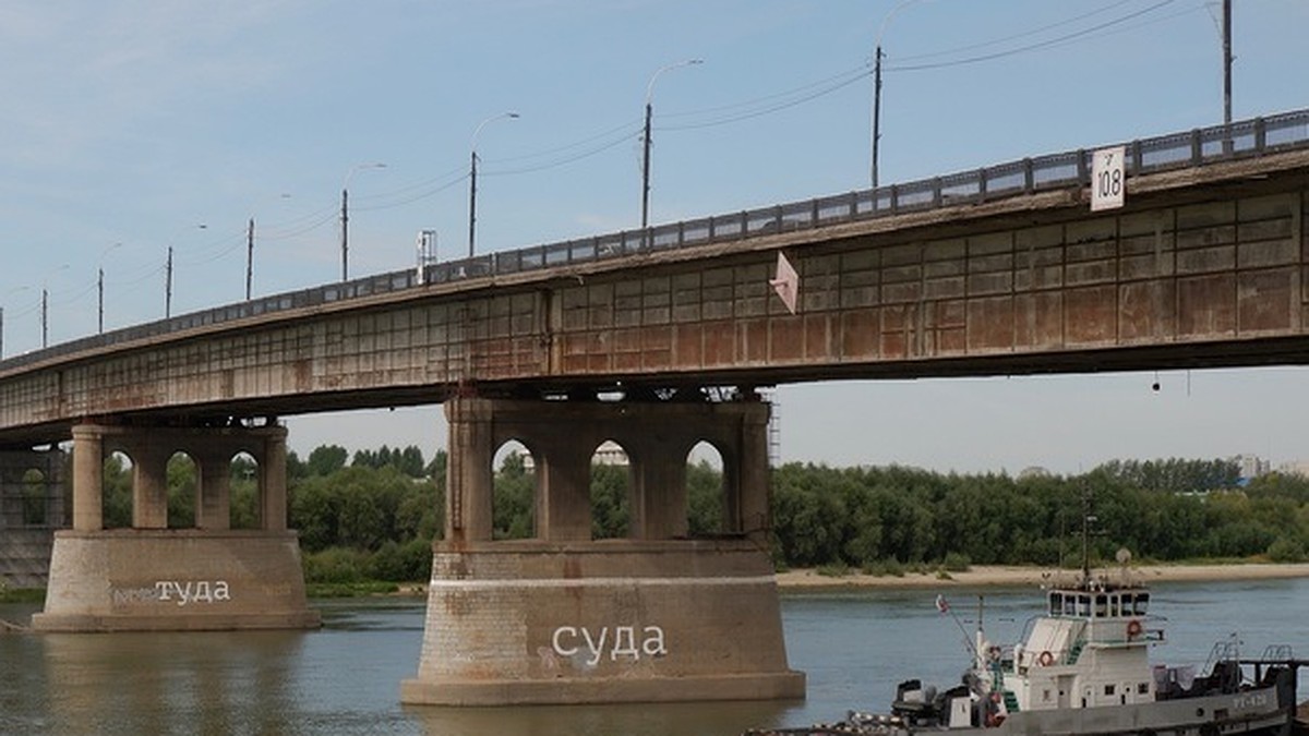 Надписи «ТУДА» и «СУДА» на Ленинградском мосту создали для фестиваля  ПРОСТфест в Омске - KP.RU