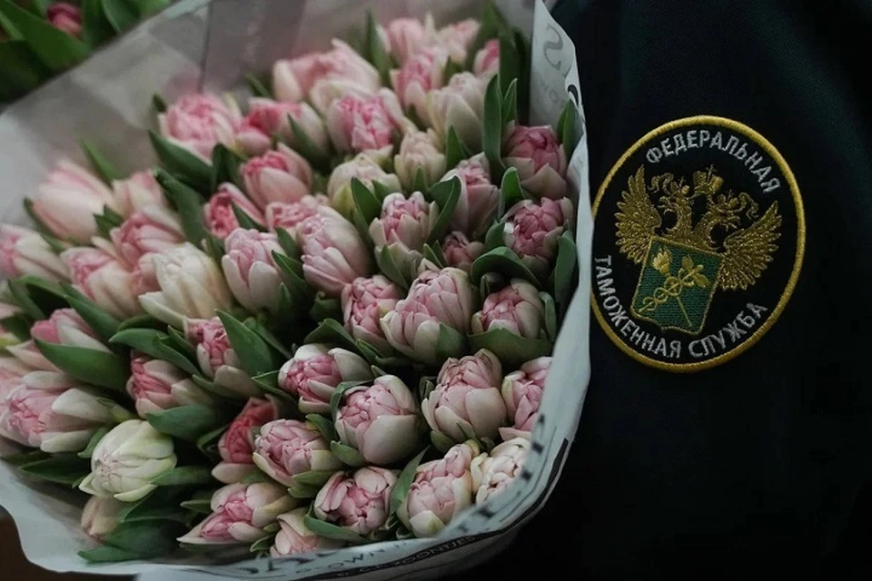 Цветы проходят обязательные проверки Фото: пресс-служба Уральского таможенного управления
