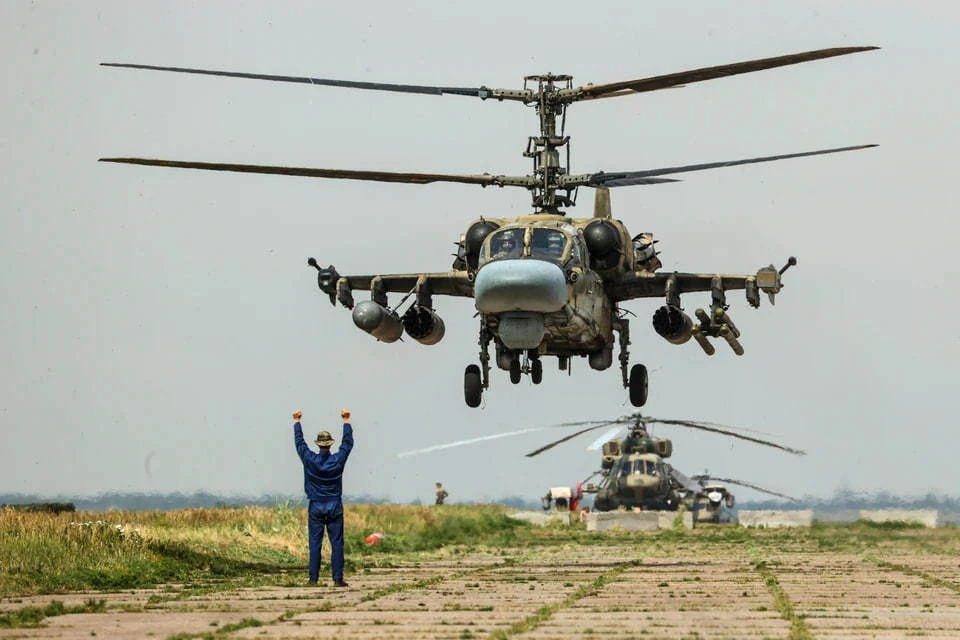 Минобороны РФ опубликовало видео уничтожения бронетехники ВСУ вертолетами Ка-52. Фото: Александр Полегенько/ТАСС