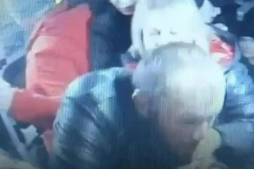 Мужчина напал на школьника в маршрутке Фото: кадр из видео