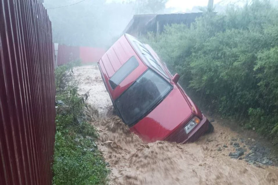 Под воду уходят не только дороги, но и машины. Фото: Telegram/gorod_vl.