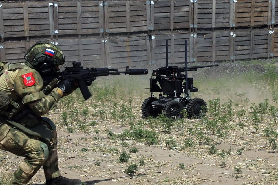 Российские военные в Запорожской области учатся использовать робота-пулеметчика
