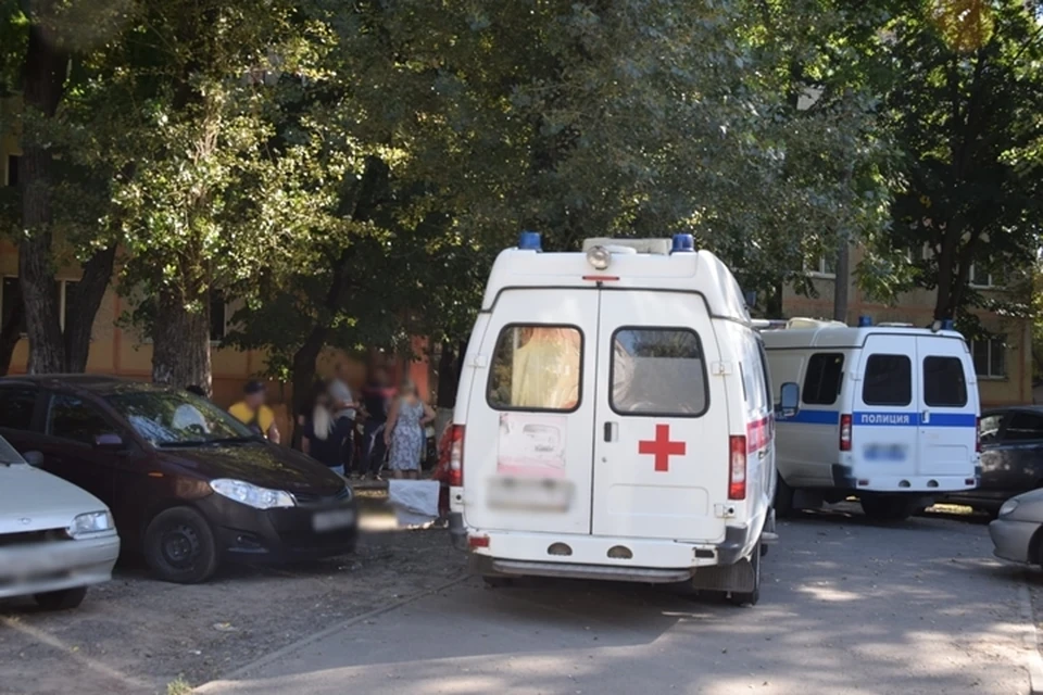 На место прибыли полицейские и медики.