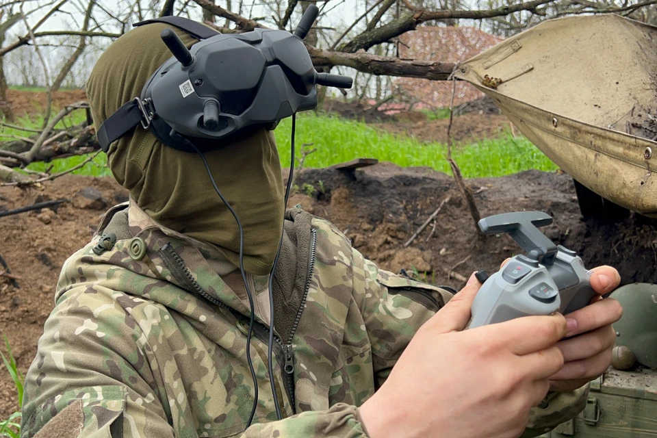 Оператор FPV-дронов за работой.