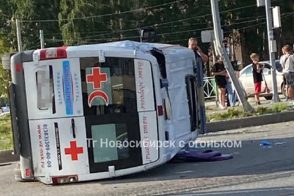 В Новосибирске на Красном проспекте перевернулась скорая помощь. Фото: телеграм-канал "Новосибирск с огоньком".