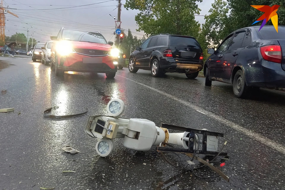 Авария создала неудобство на дороге. Фото: Григорий КУДРЕВАТЫХ