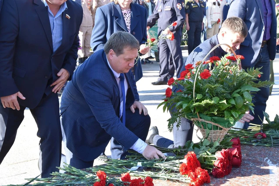Мэр возложил цветы к символу воинской славы ФОТО: телеграм-канал Александра Болдакина
