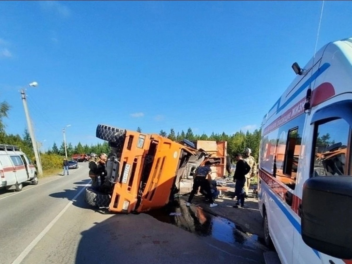 Один человек погиб в ДТП в Ноябрьске, перевернувшись в своем КамАЗе - KP.RU