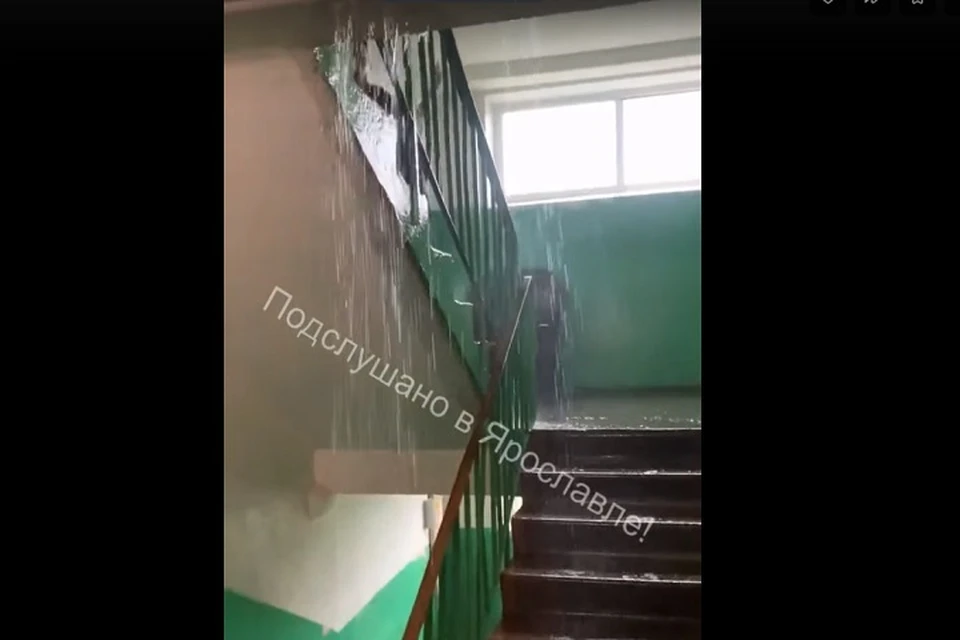 В Ярославле во время ливны затопило девятиэтажку. Скриншот с видео, группа "Подслушано в Ярославле" ВКонтакте