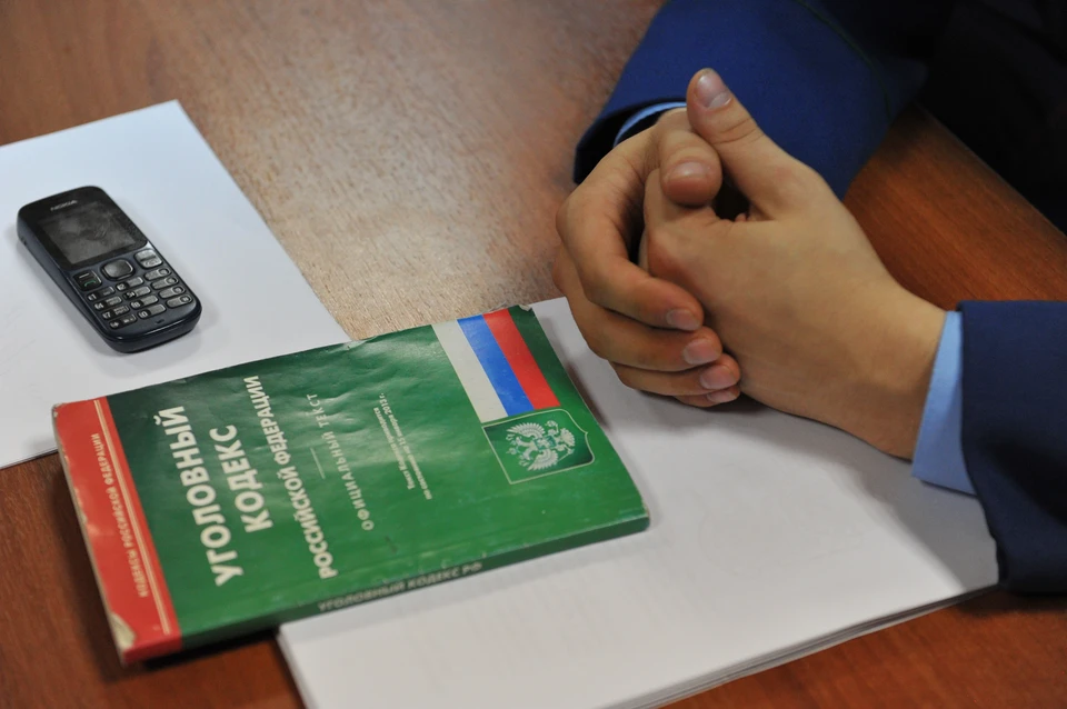 Мужчина начал оскорблять сотрудницу полиции, а затем умышленно ударил ее в область спины.