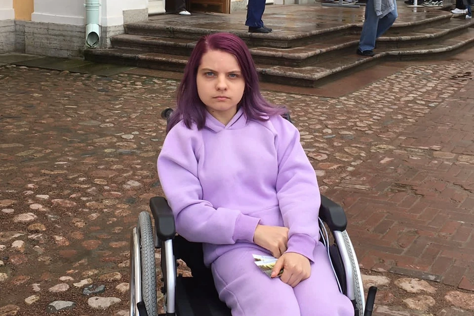 Девушку не пустили в музей в Петергофе из-за инвалидной коляски. Фото: соцсети