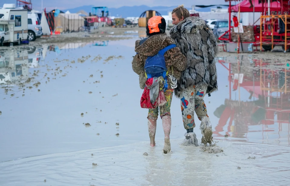 Редкий в этих краях ливень испортил фестиваль Burning Man 2023 в штате Невада, США.