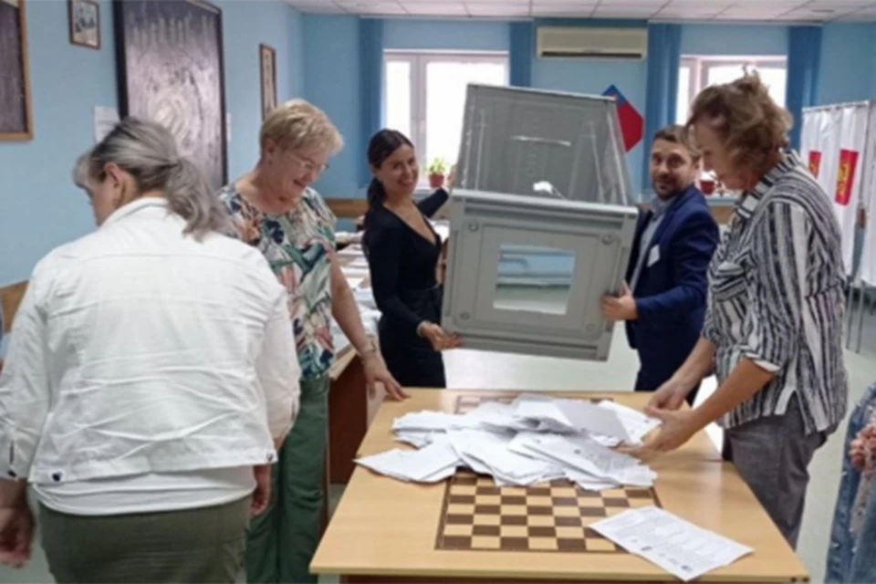 Экстерриториальная избирательная комиссия приступила к подсчету голосов. Фото: Избирком Кузбасса.