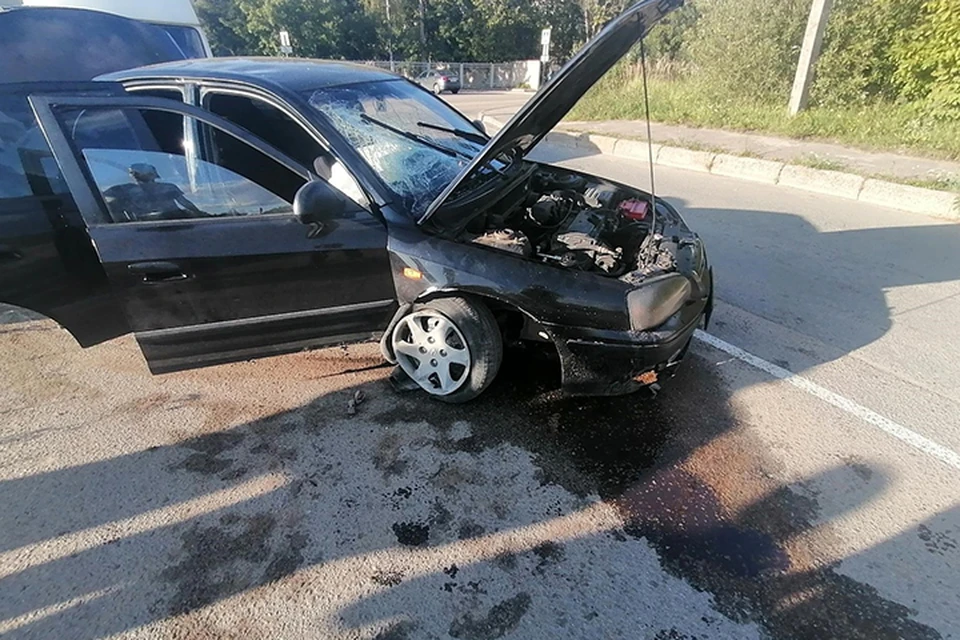 На машине взорвалось колесо, в результате водитель наехал на бордюр Фото: УГИБДД России по Тверской области