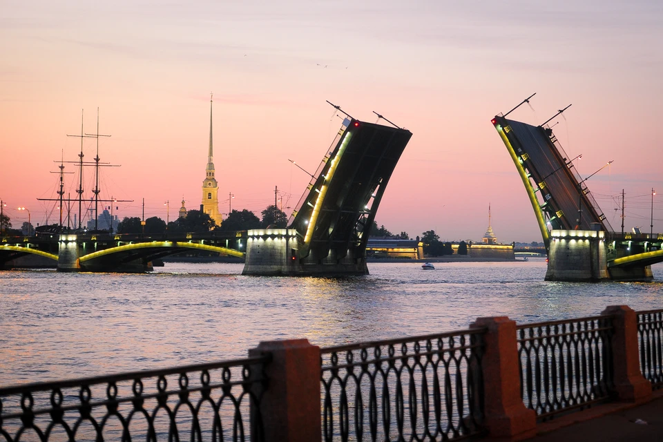 Дворцовый мост разведут под «Прощание славянки».