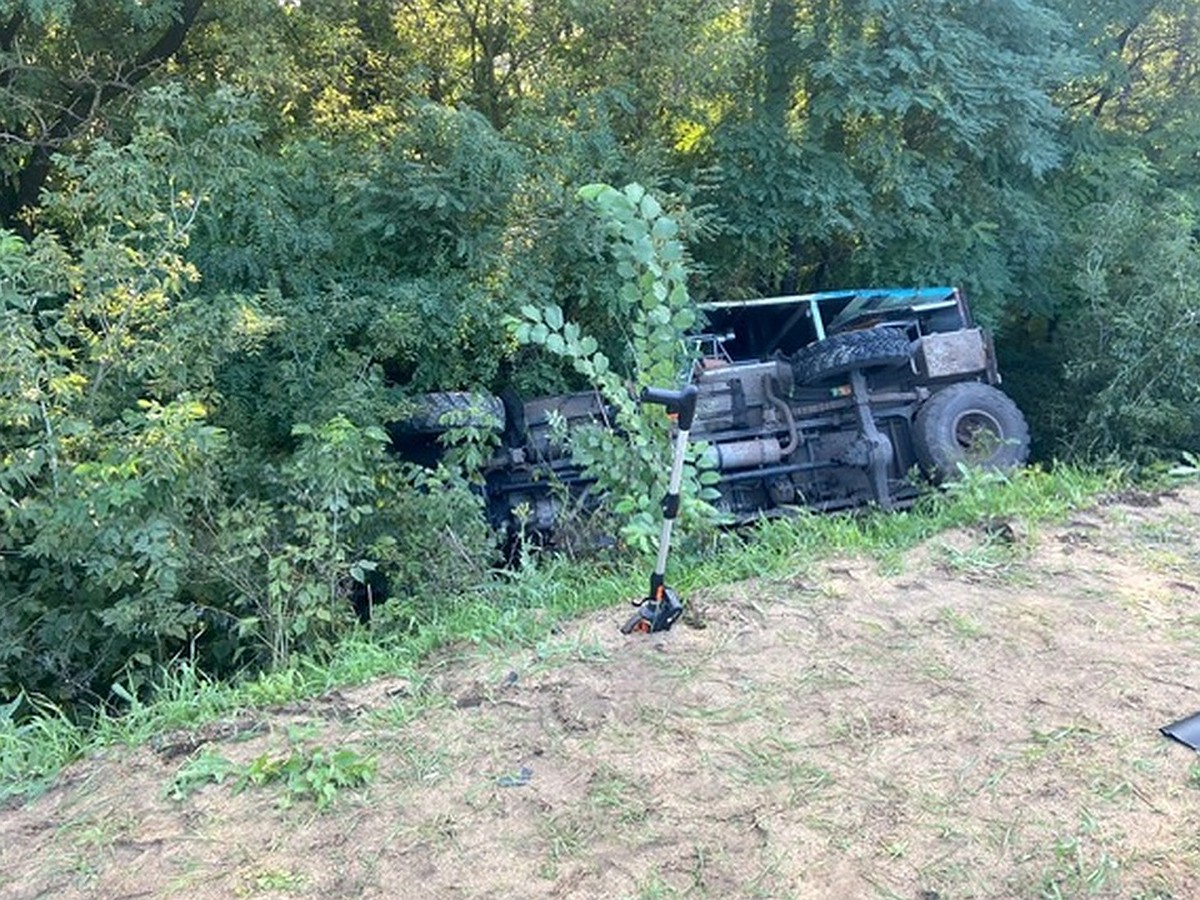 Два пассажира пострадали в ДТП с перевернувшимся грузовиком под Липецком -  KP.RU