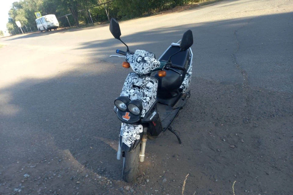 14-летний водитель скутера не уступил дорогу Volkswagen Polo. Фото: ГИБДД по Оренбургской области