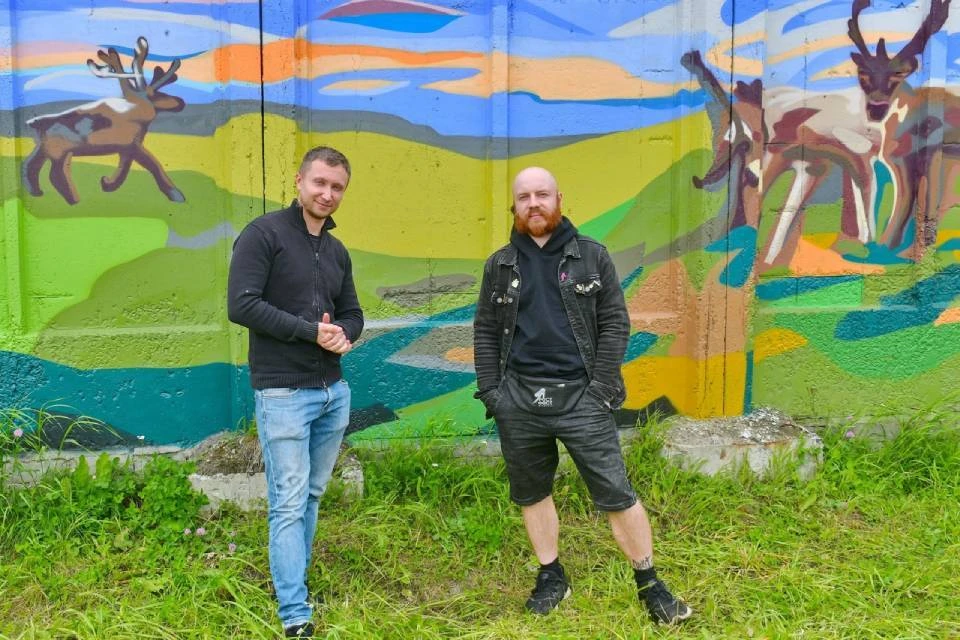 Художники украсили стену подстанции муралом в северной тематике (на снимке - Евгений Урбанович и Юрий Шачнев).