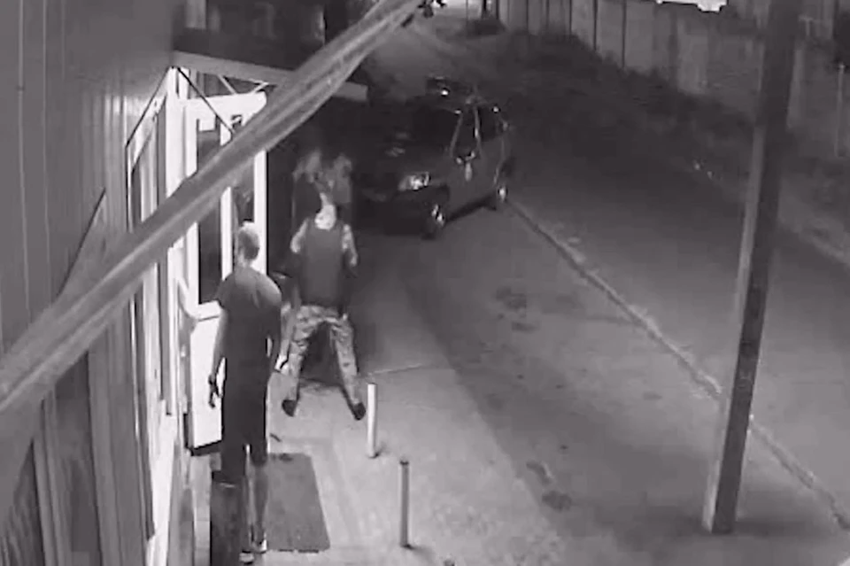 Мужчина напал на росгвардейца в одном из кафе Фото: кадр из видео