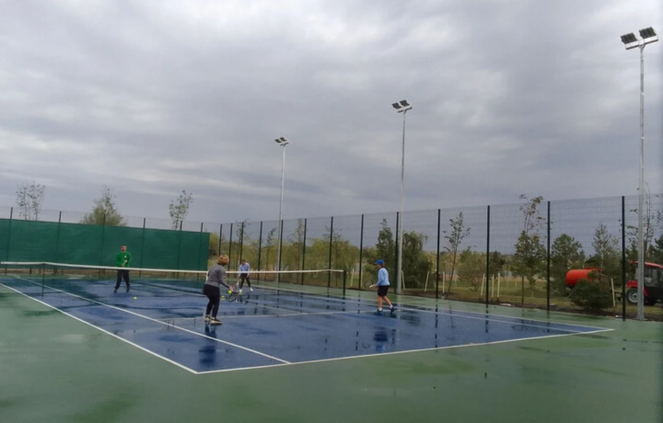 Корт подходит для парной игры в теннис. Фото: сайт правительства РО.