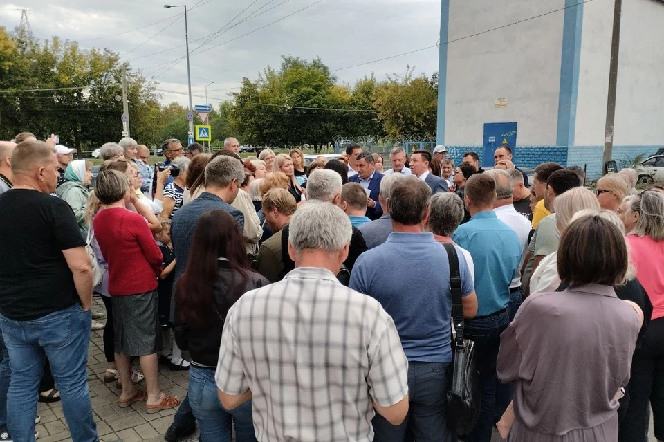 На встречу с представителями власти собралось более полусотни местных жителей