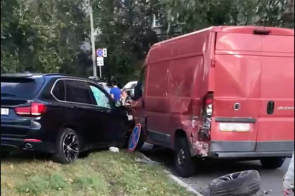 Водитель «БМВ» протаранил два авто и снес столб на Дунайском проспекте Петербурга. Фото: скриншот видео