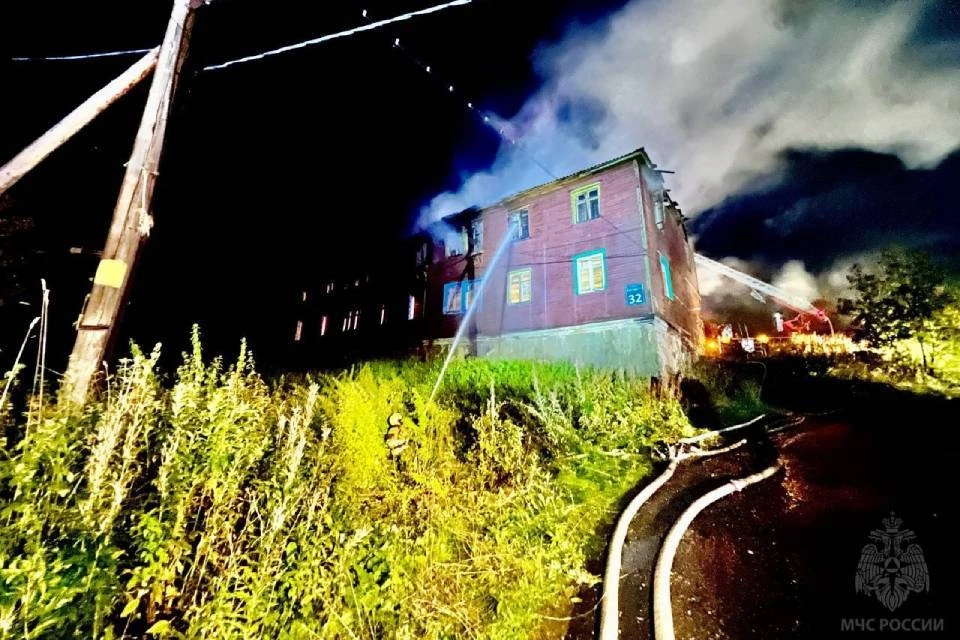 У горящего деревянного дома в Мурманске обрушилась крыша. Фото: МЧС по Мурманской области