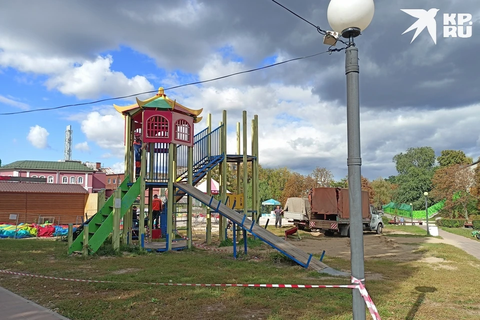 Опасную детскую площадку начали демонтировать на Лыбедском бульваре в Рязани.