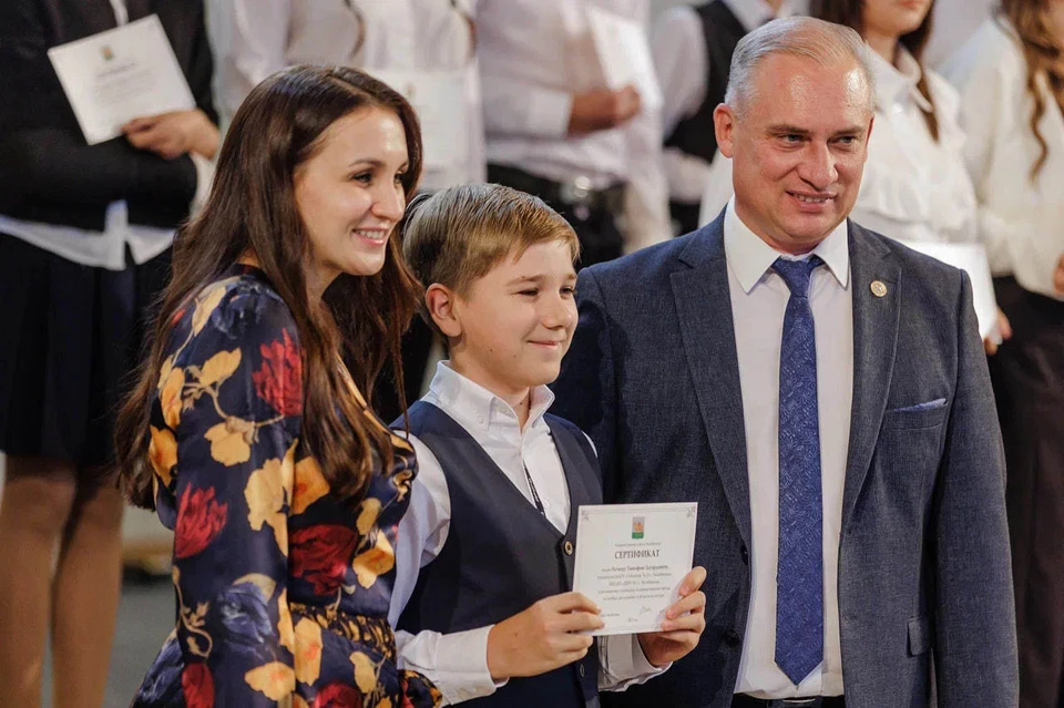 Сертификаты стипендиатам вручал председатель Гордумы Андрей Шмидт и руководители профильных структур администрации Челябинска.