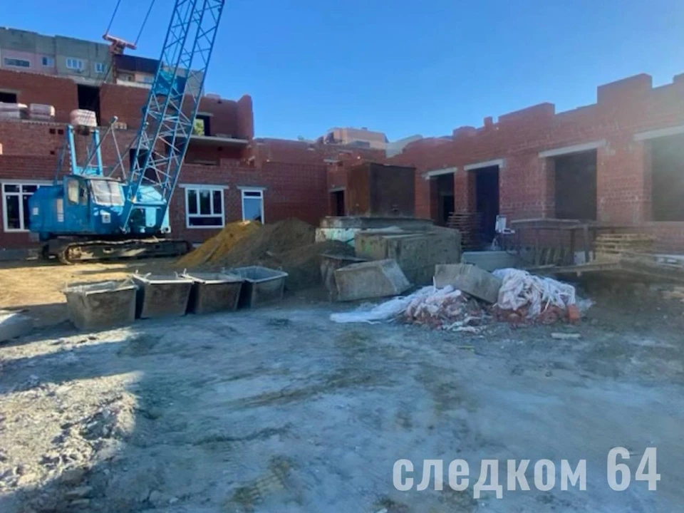 На территории стройки на улице Производственной города Саратова 42 и 50-летний рабочие упали с высоты
