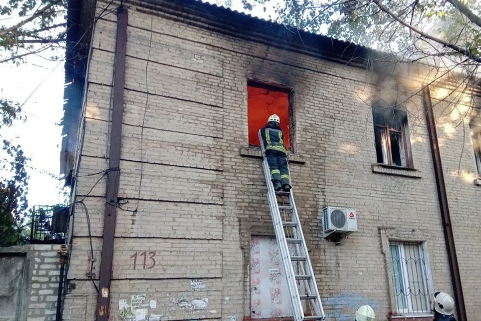 В ЛНР потушили пожар в нежилом доме. Фото - МЧС ЛНР