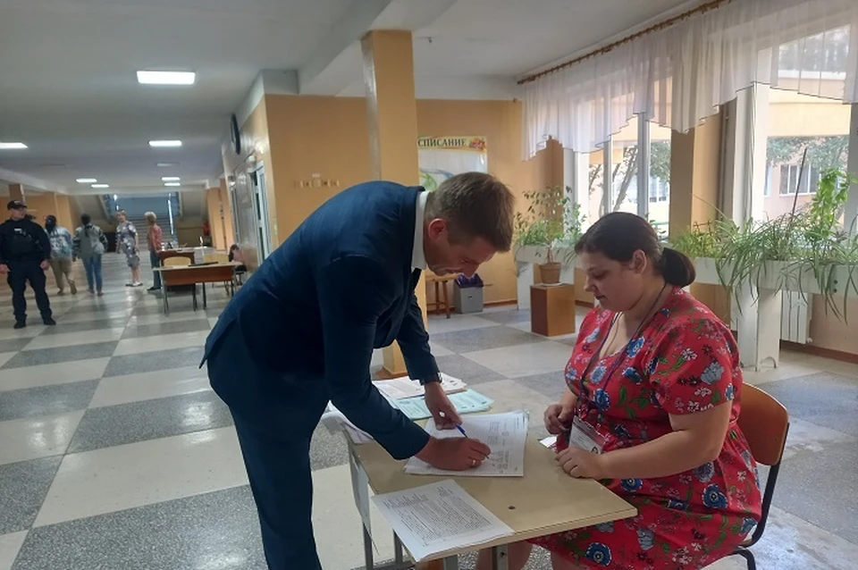 Рано утром на избирательный участок пришел Заслуженный артист ЛНР Сергей Чуйков