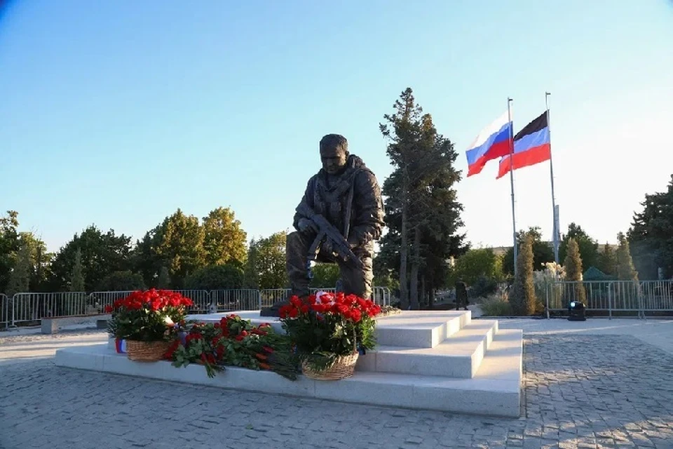 На легендарной высоте установили величественную фигуру бойца с автоматом в руках