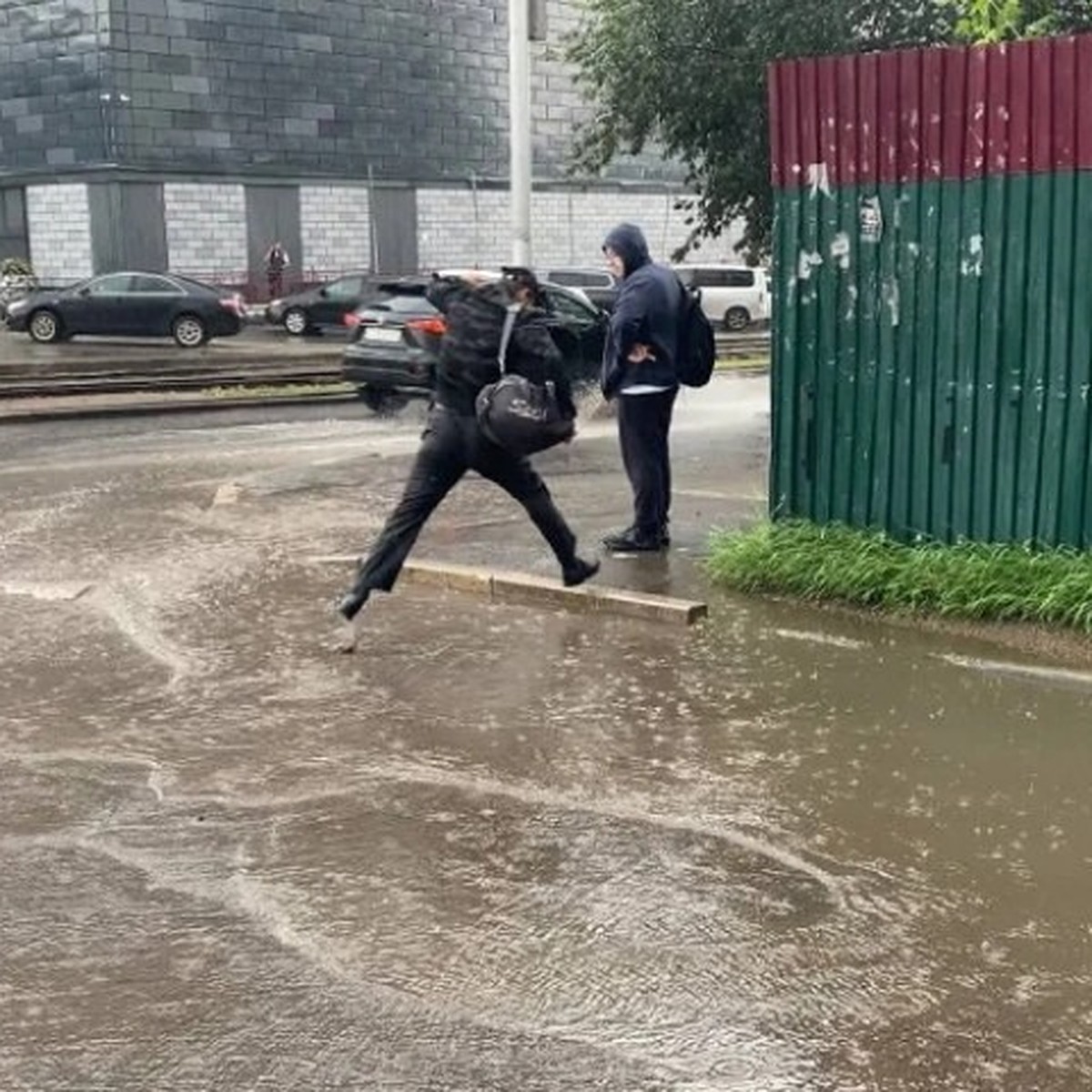 В дождь улицы превращаются в реки: почему в Иркутске остро стоит проблема с  ливневками - KP.RU