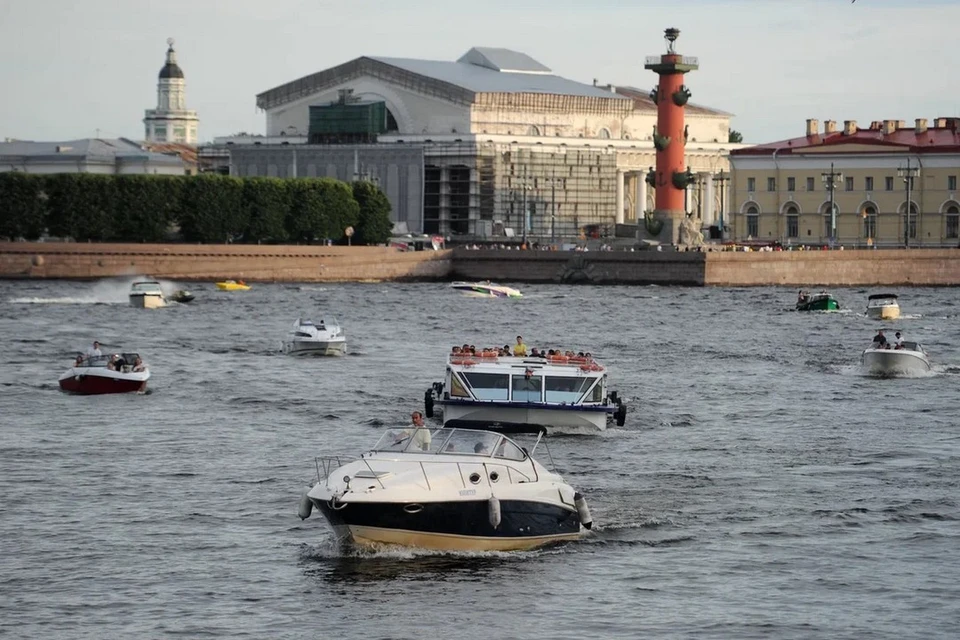 Москвич без прав вышел на катере на Малую Невку и попался транспортным полицейским.