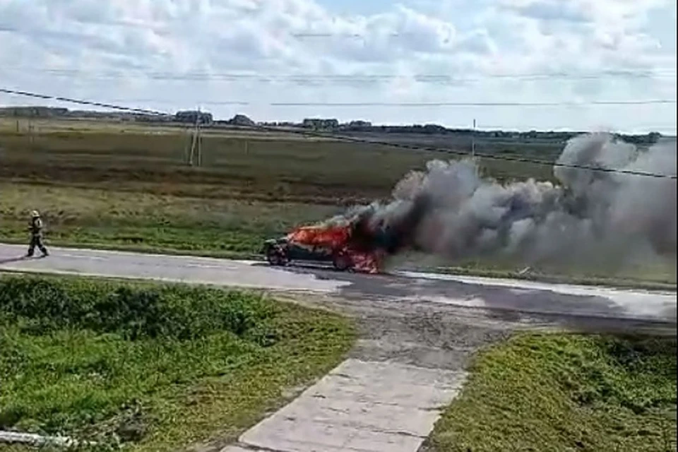 Машина загорелась на трассе. Фото: скриншот из видео