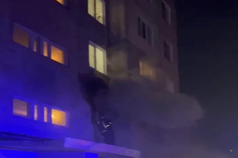 В Ярославле при пожаре в многоэтажке погиб мужчина, его мать удалось спасти. ФОТО: скриншот из видео группы "Подслушано в Ярославле" ВКонтакте