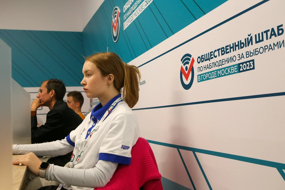 В Общественном штабе по наблюдению за выборами наблюдатели круглосуточно следят за ходом электронного голосования и ситуацией на избирательных участках.