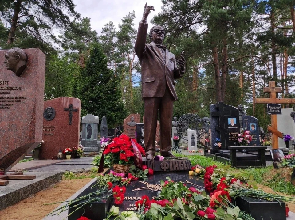 Такой памятник поставили на могиле Михаила Финберга. Фото: телеграм-канал «Культура і мастацтва»