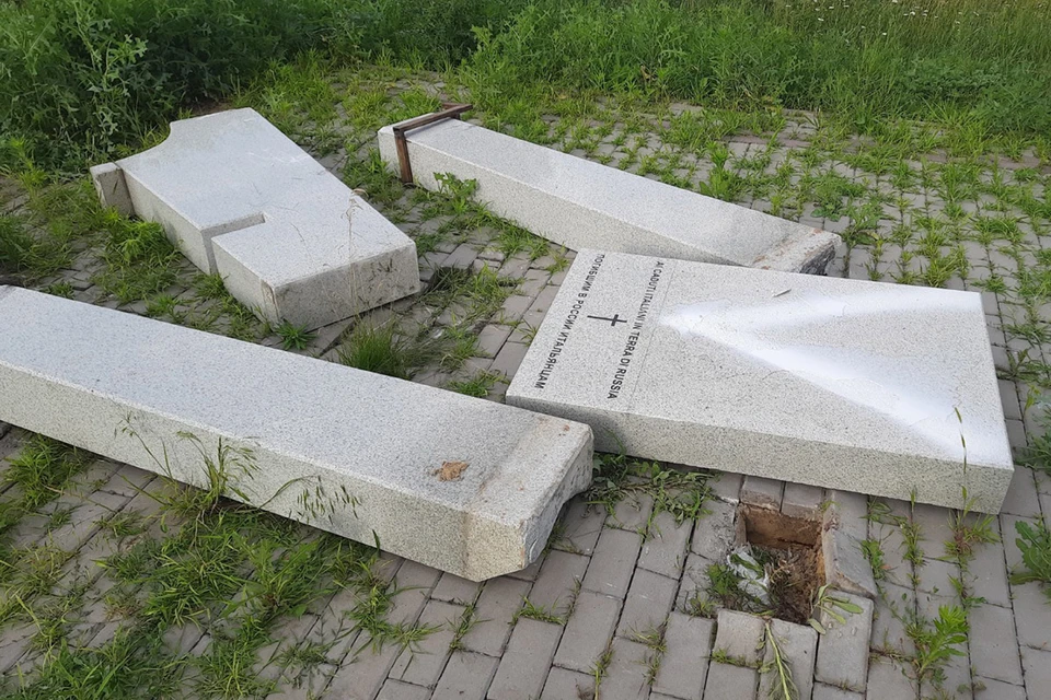 В ночь на 23 июня 2022 года, после Дня Памяти и скорби, рухнула стела погибшим итальянцам у городского кладбища, утром люди нашли ее разбитой на траве.